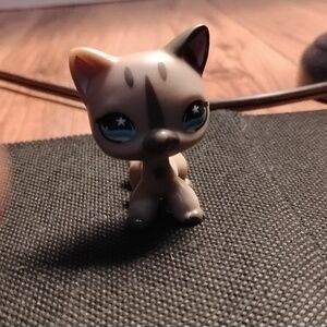 Cute short hair lps IT IS FAKEEE